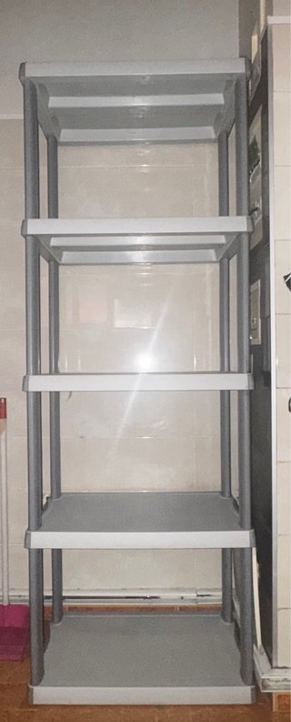 Estantería de plástico gris y blanco