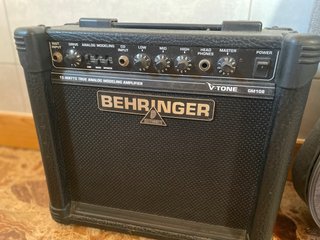 Guitarra Fender Stratocaster + Amplif Behringer