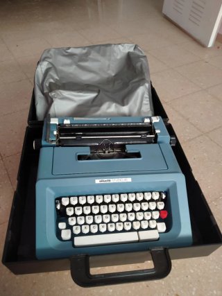 Máquina de escribir Olivetti Studio 46 azul