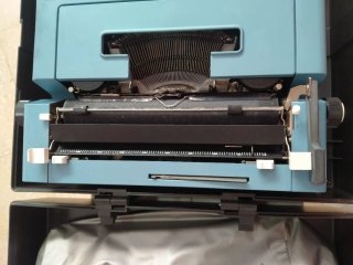 Máquina de escribir Olivetti Studio 46 azul