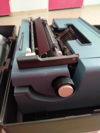 Máquina de escribir Olivetti Studio 46 azul