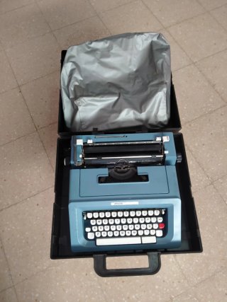 Máquina de escribir Olivetti Studio 46 azul