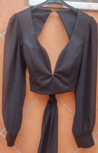 Camisa negra manga larga escote profundo