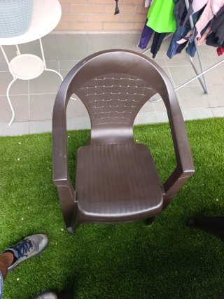 Mesa y 4 sillas de jardín