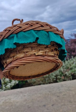 Costurero antiguo vintage mimbre flor