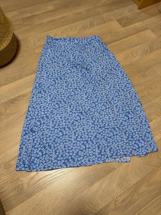 Falda larga floral azul y blanca