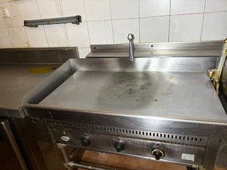 Plancha Cromo Eléctrica con Soporte