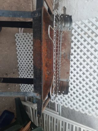 Barbacoa de carbón con ruedas