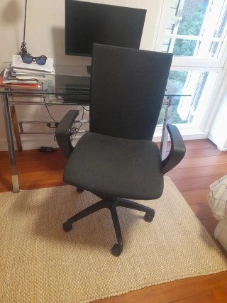 Silla de oficina ergonómica negra