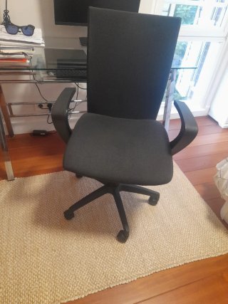 Silla de oficina ergonómica negra