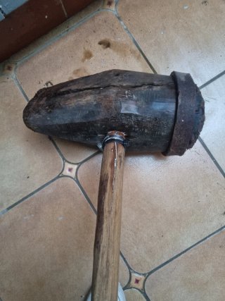 Mazo de madera antiguo