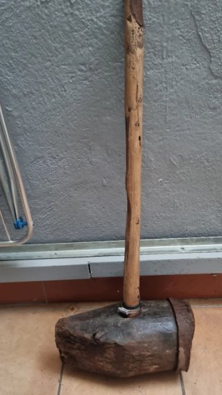 Mazo de madera antiguo