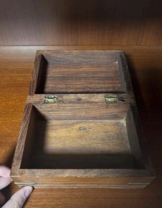 Caja de madera con detalles metálicos