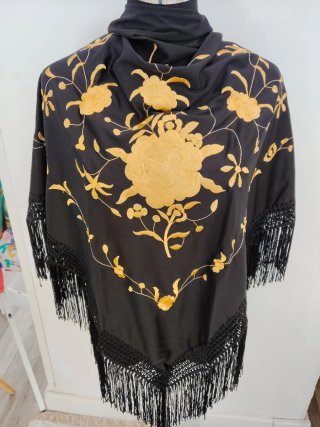 Mantón bordado negro y dorado