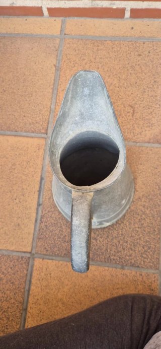 Jarra de metal zinc plateada