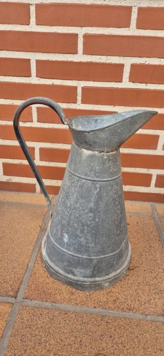 Jarra de metal zinc plateada
