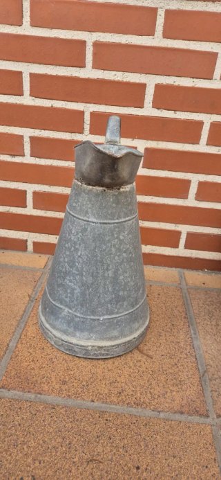 Jarra de metal zinc plateada