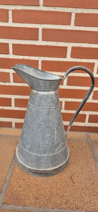 Jarra de metal zinc plateada