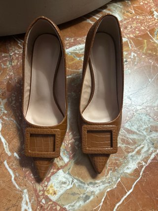 Zapatos de tacón marrones con hebilla