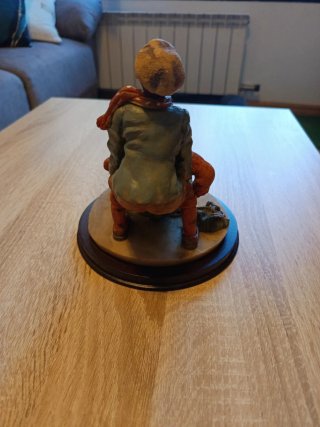 Figura de resina niños invierno
