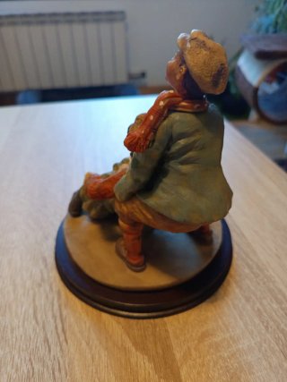 Figura de resina niños invierno