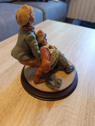 Figura de resina niños invierno