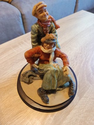 Figura de resina niños invierno