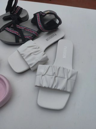 Lote de sandalias y chanclas T. 39-41