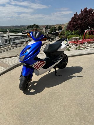 Yamaha Aerox Azul y Blanco