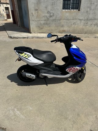 Yamaha Aerox Azul y Blanco