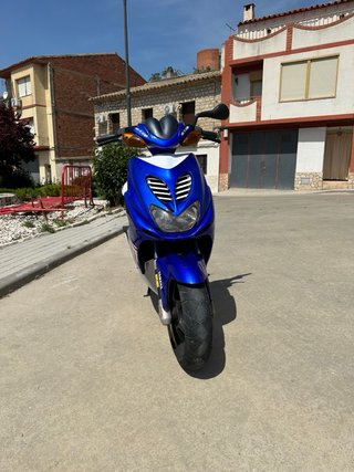 Yamaha Aerox Azul y Blanco
