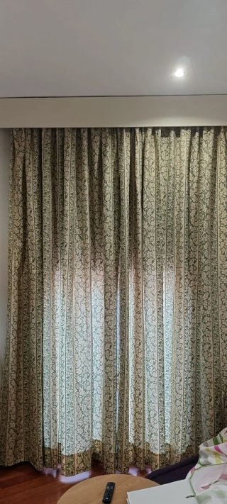 Dos hojas de cortinas