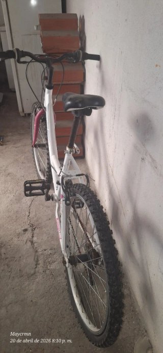Bicicleta BH blanca y rosa