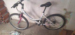 Bicicleta BH blanca y rosa