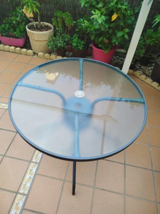 Mesa redonda jardín cristal y sombrilla