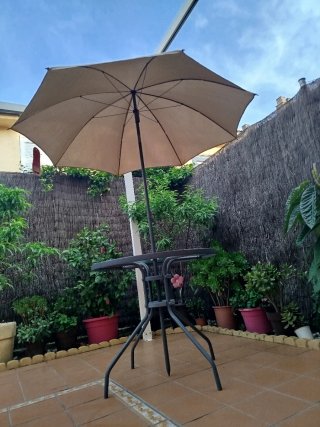 Mesa redonda jardín cristal y sombrilla
