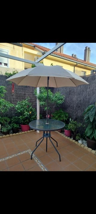 Mesa redonda jardín cristal y sombrilla