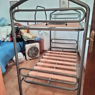 Cama litera metálica y madera