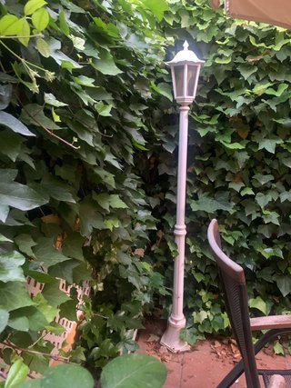 Farola de jardín blanca