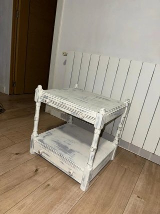 Mesita auxiliar antigua restaurada