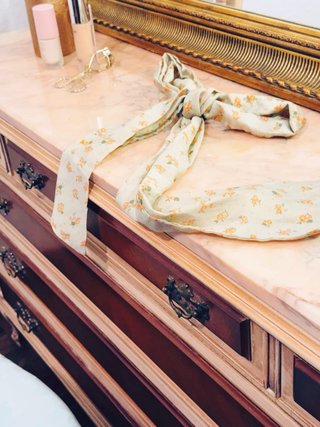 Cómoda de madera y detalles dorados