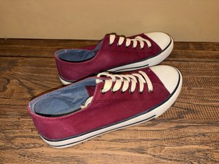 Zapatillas granates y blancas