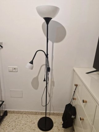 Lámpara de pie negra y blanca