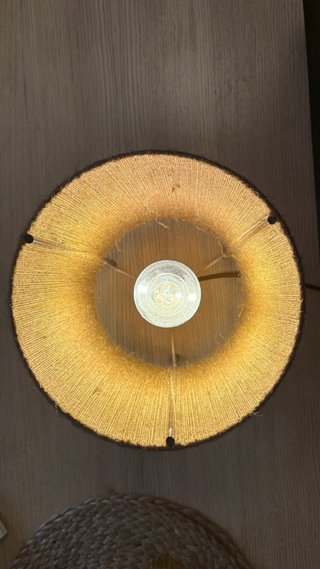 Lámpara de mesa tejida