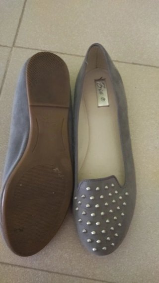 Zapatos planos grises con tachuelas