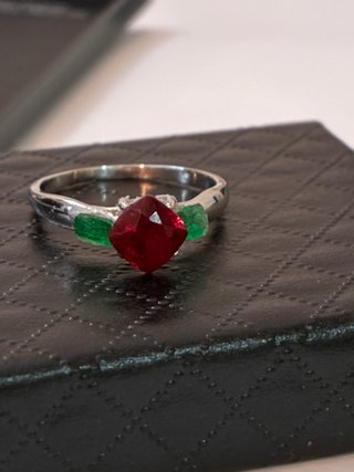 Anillo Oro 18k Rubi Mogok y Esmeraldas Colombi