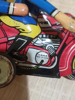 Moto giocattolo in latta con 2 personaggi