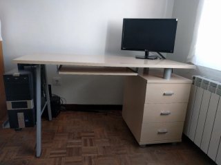 Escritorio con cajonera y bandeja