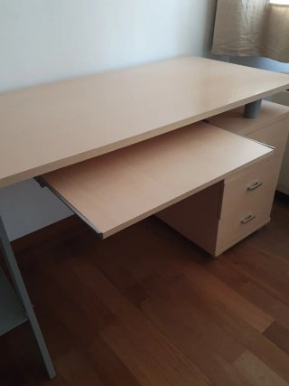 Escritorio con cajonera y bandeja