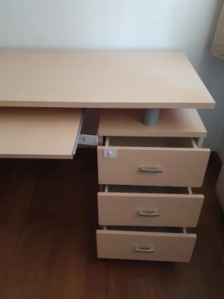 Escritorio con cajonera y bandeja